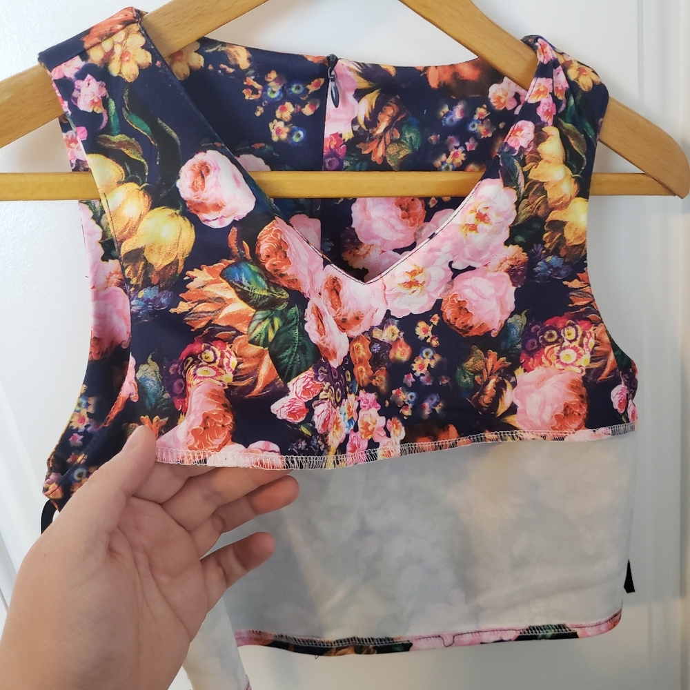 Parisian Collection Cute Floral Crop Top w V-Neck - Picture 10 of 11
